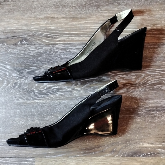 Anne Klein Black Heels with Glossy Finish - Picture 5 of 9